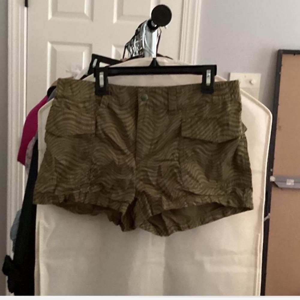 H&M green print cargo shorts 
Size 4
